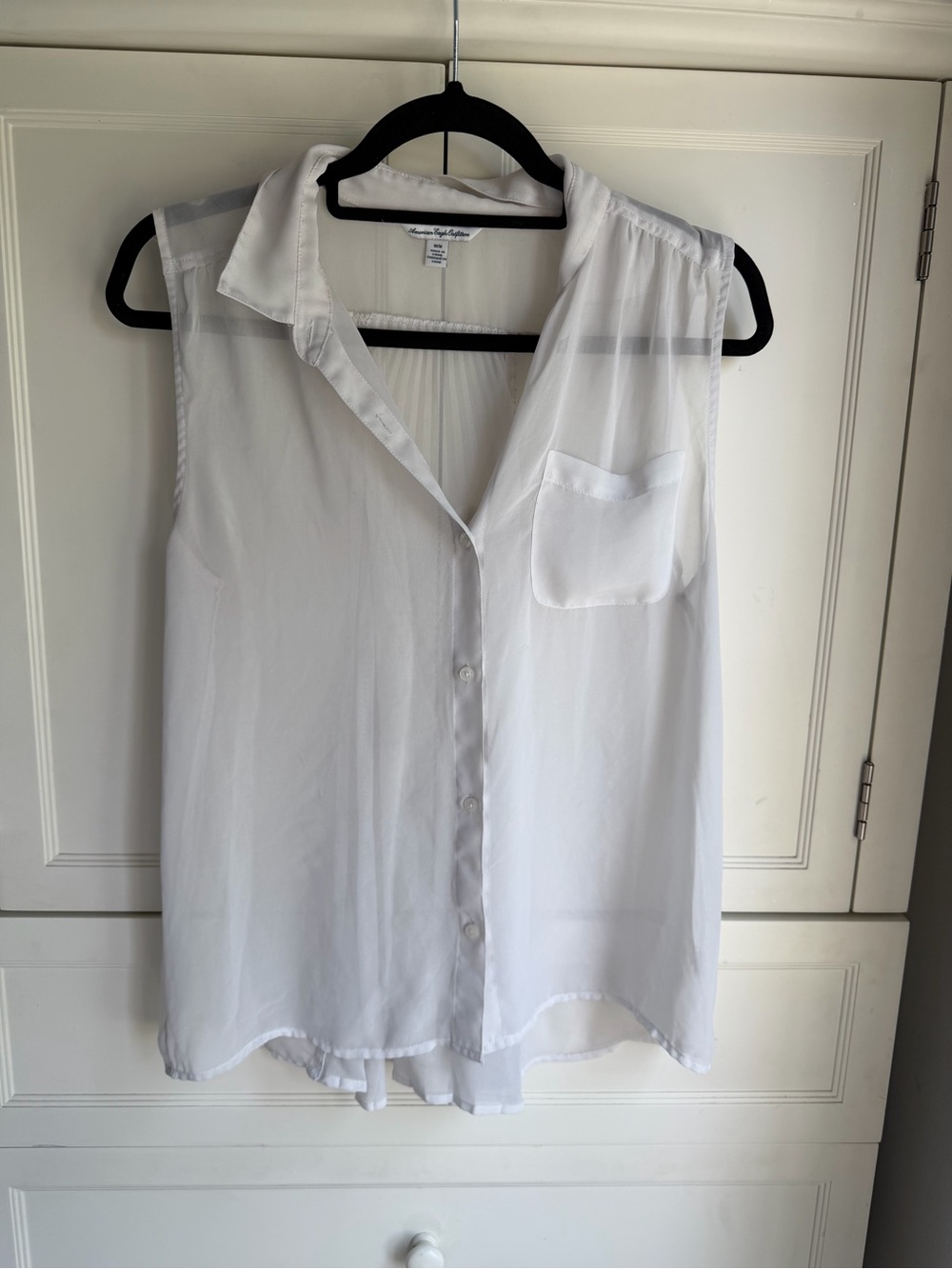 American Eagle Outfitters White Sleeveless Button-Down Blouse size m